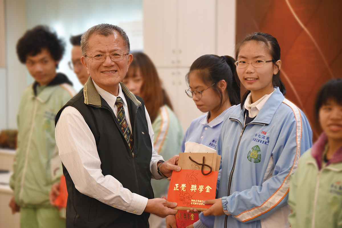 彰化高商舉行清寒品行優良學生獎助學金