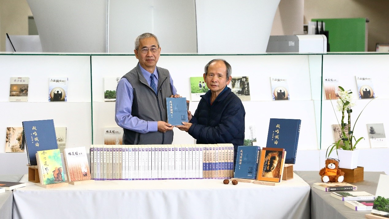 贈書給採編組長