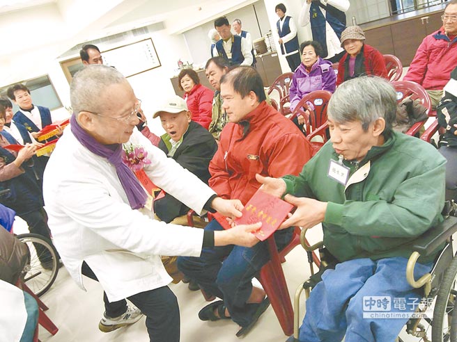 正覺教育基金會與佛教正覺同修會今天舉辦雪中送炭活動。(黃文博攝)